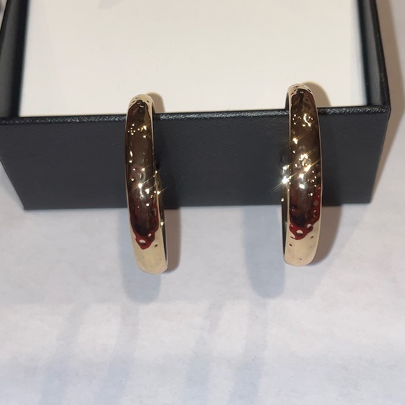 HOUSE OF HARLOW 1960 Gold Tone Hammered Hoop 1 3/8” Snap Back Earrings NIB CDW - Picture 3 of 7